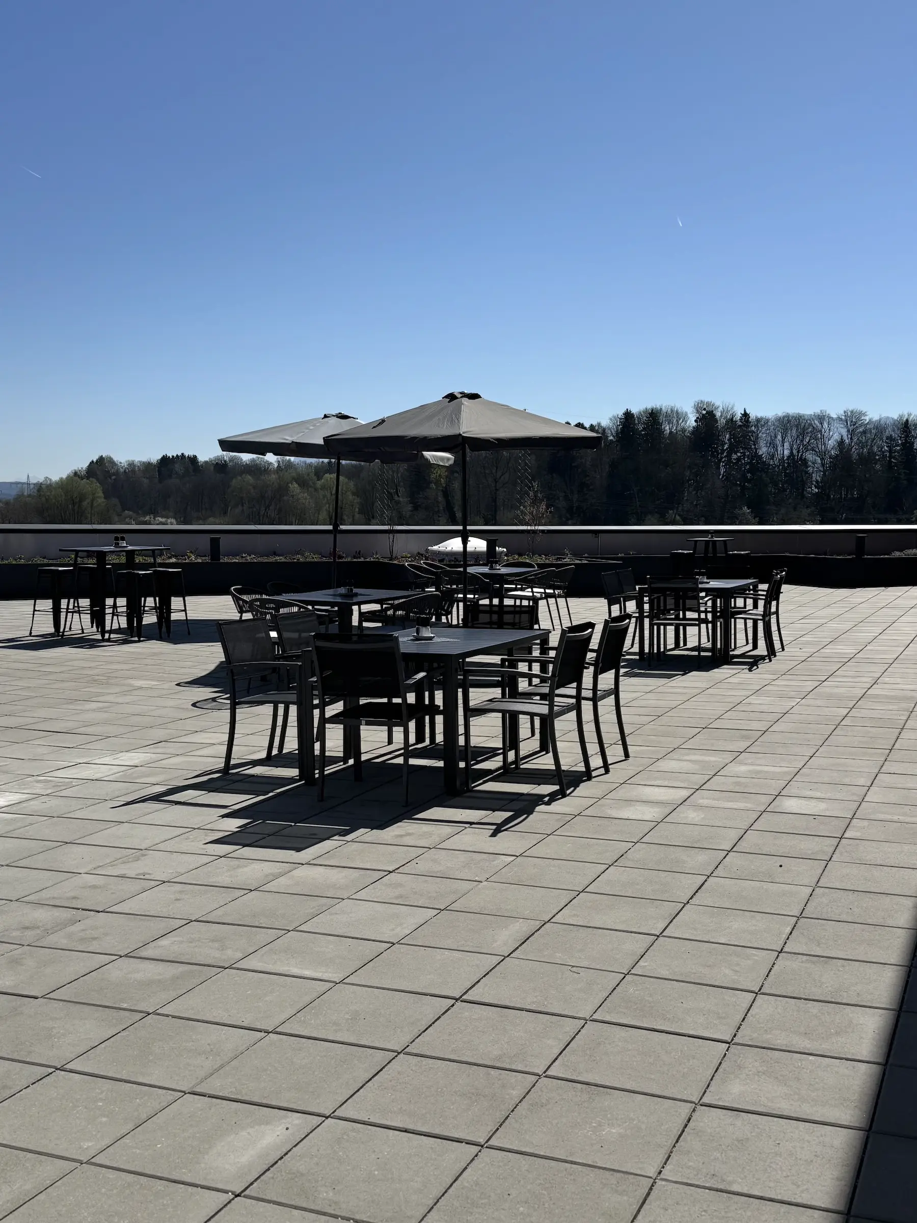 MD-Genusswelt-Rosenheim-Dachterrasse-2 Möbel auf der Dachterrasse der M&D Genusswelt, der öffentlichen Kantine in Rosenheim und Raubling