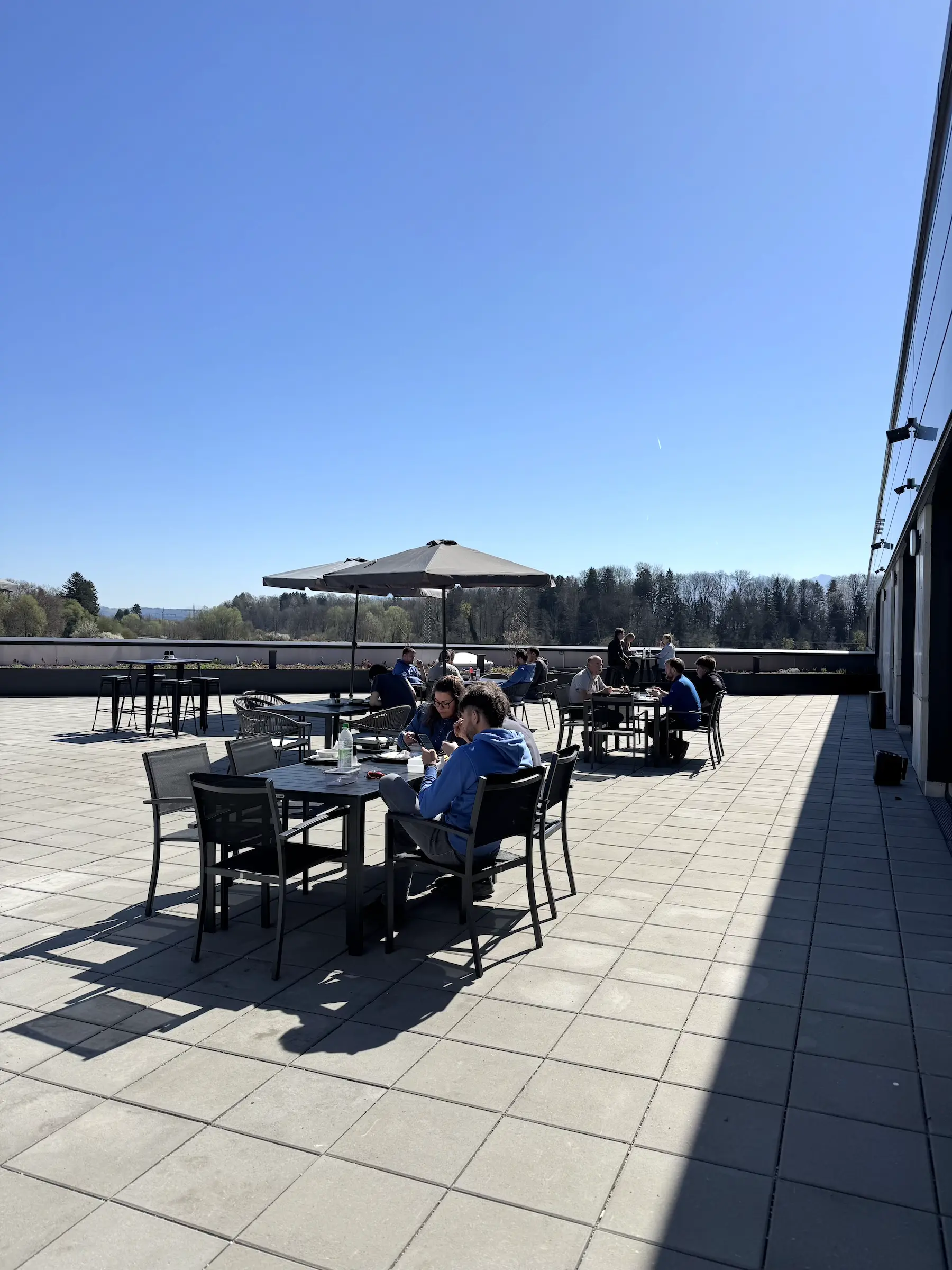 MD-Genusswelt-Rosenheim-Dachterrasse-6 Mittagspause auf der Dachterrasse der M&D Genusswelt, der öffentlichen Kantine in Rosenheim und Raubling