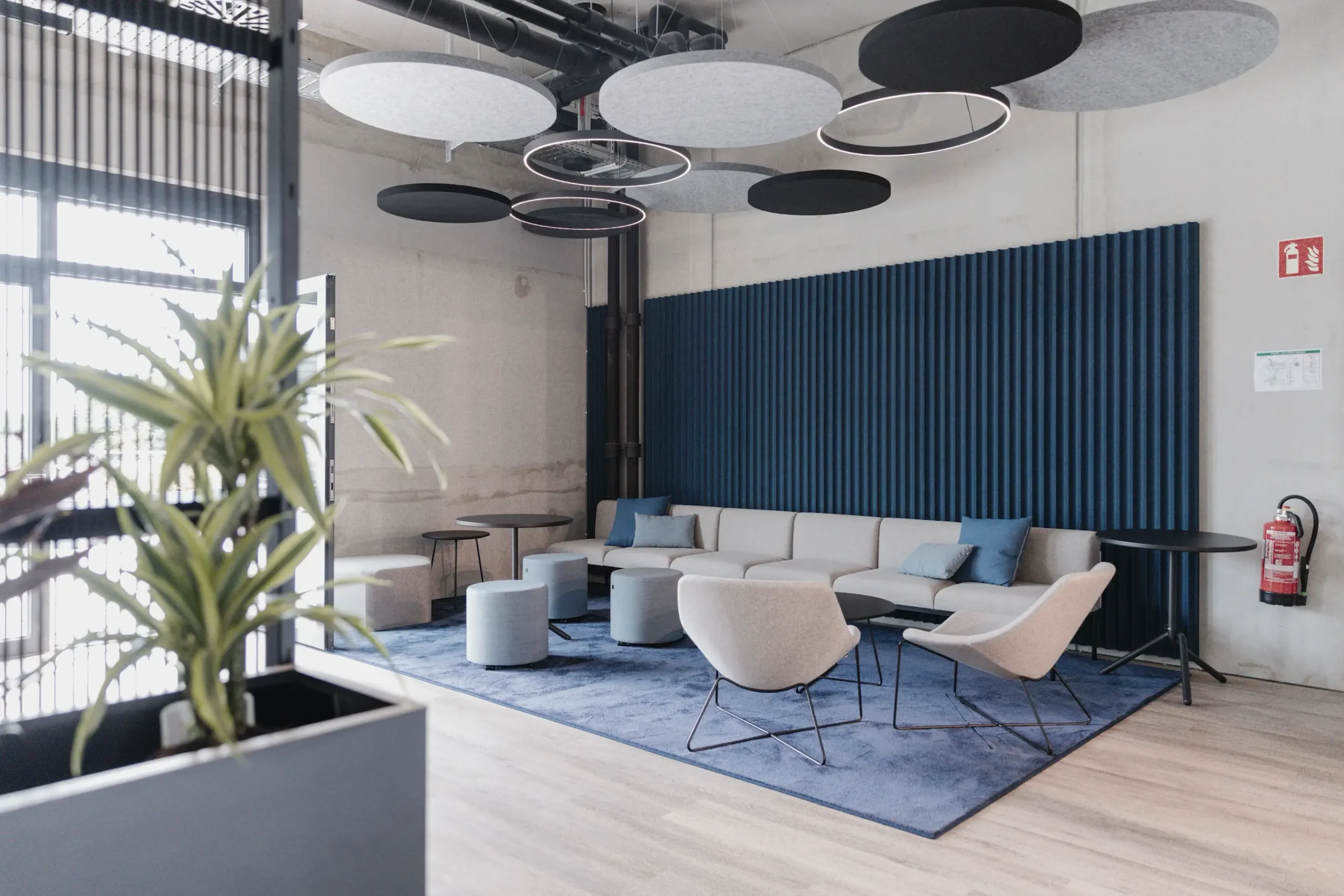 M-D-Genusswelt-Imagefotos-August-2026-17 Loungebereich für den persönlichen Austausch in der Kantine der M&D Genusswelt als Veranstaltungsraum in Rosenheim