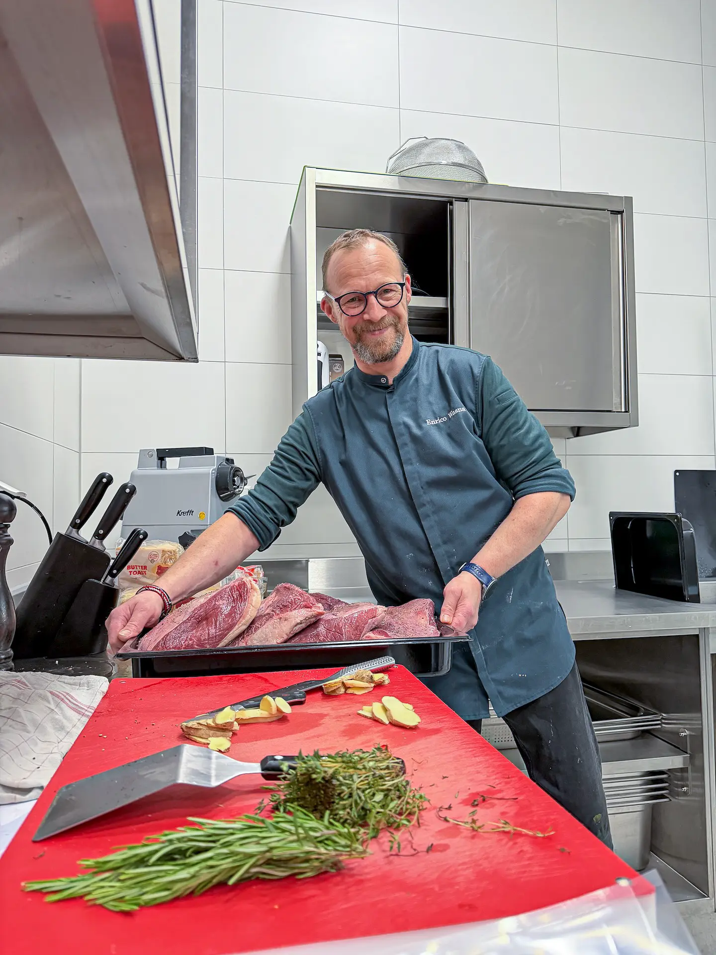 Enrico Wasna der Koch der M&D Genusswelt der öffentlichen Kantine in Rosenheim, Raubling und Umgebung