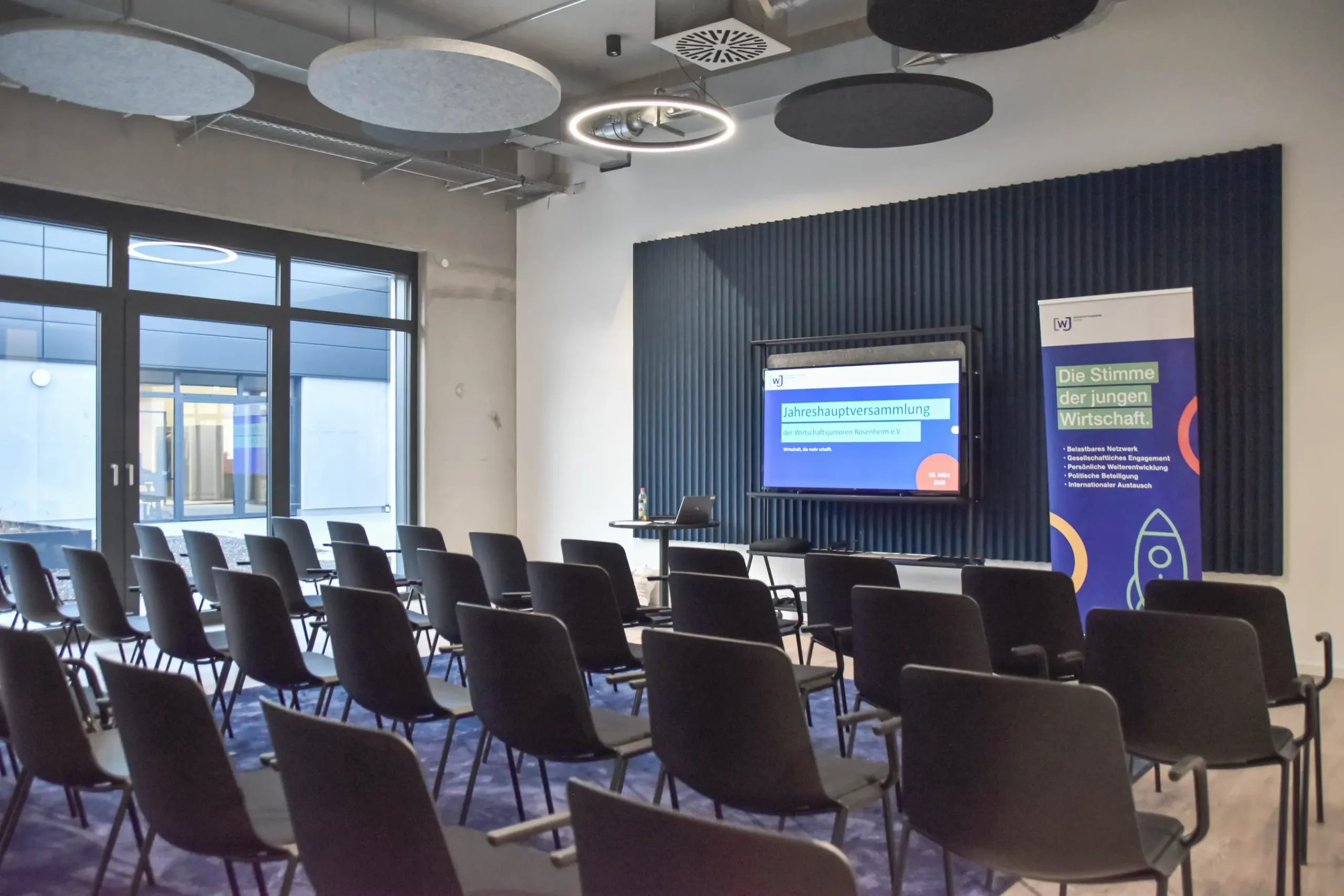 Großer Besprechnugnsraum mit voller Bestuhlung für ein Seminar in der M&D Genusswelt in Rosenheim