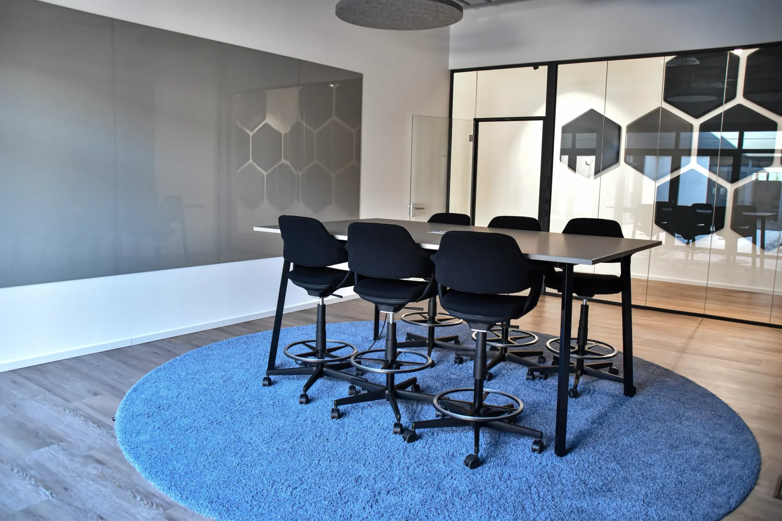Kleiner Meetingraum mit Hochtisch in der M&D Genusswelt in Rosenheim