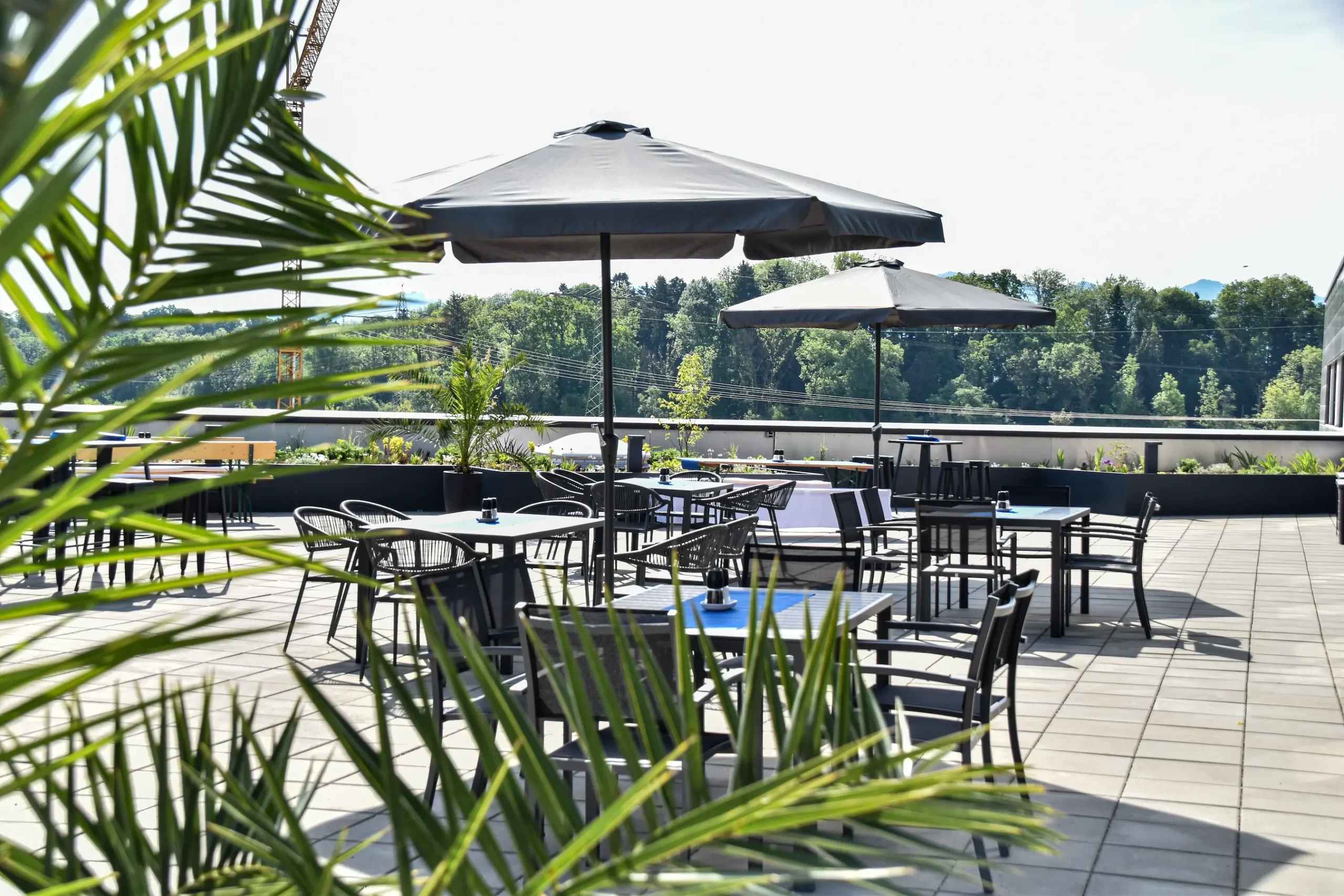 Dachterrasse mit Bergblick in der Kantine bei der M&D Genusswelt im Gewerbegebiet in Rosenheim