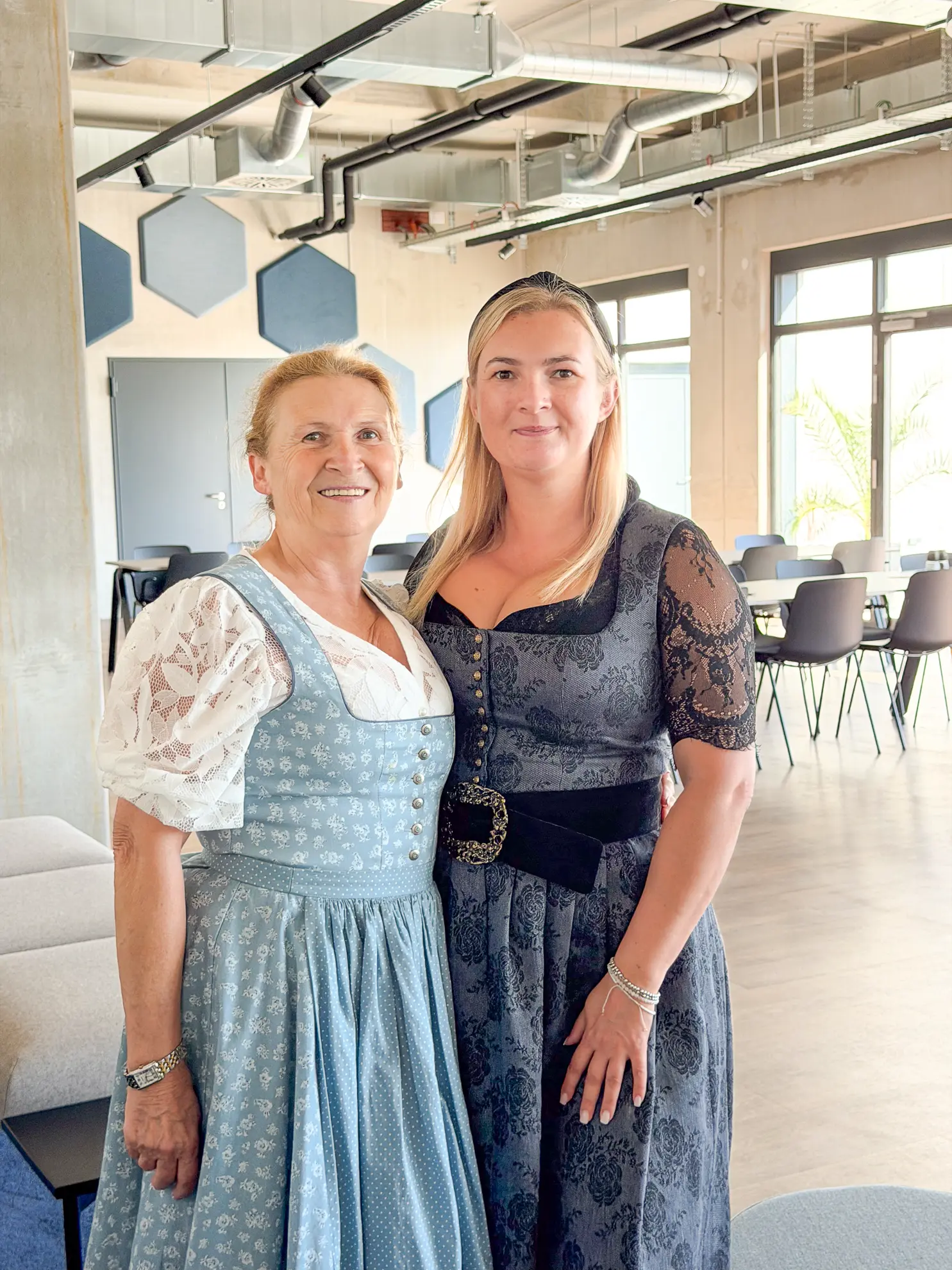 M-D-Genusswelt-Besprechung-Portraits-Maria-Denise-3 Maria Emerling und Denise Schurzmann als beide Geschäftsführer in der Kantine der M&D Gesnusswelt im Portrait