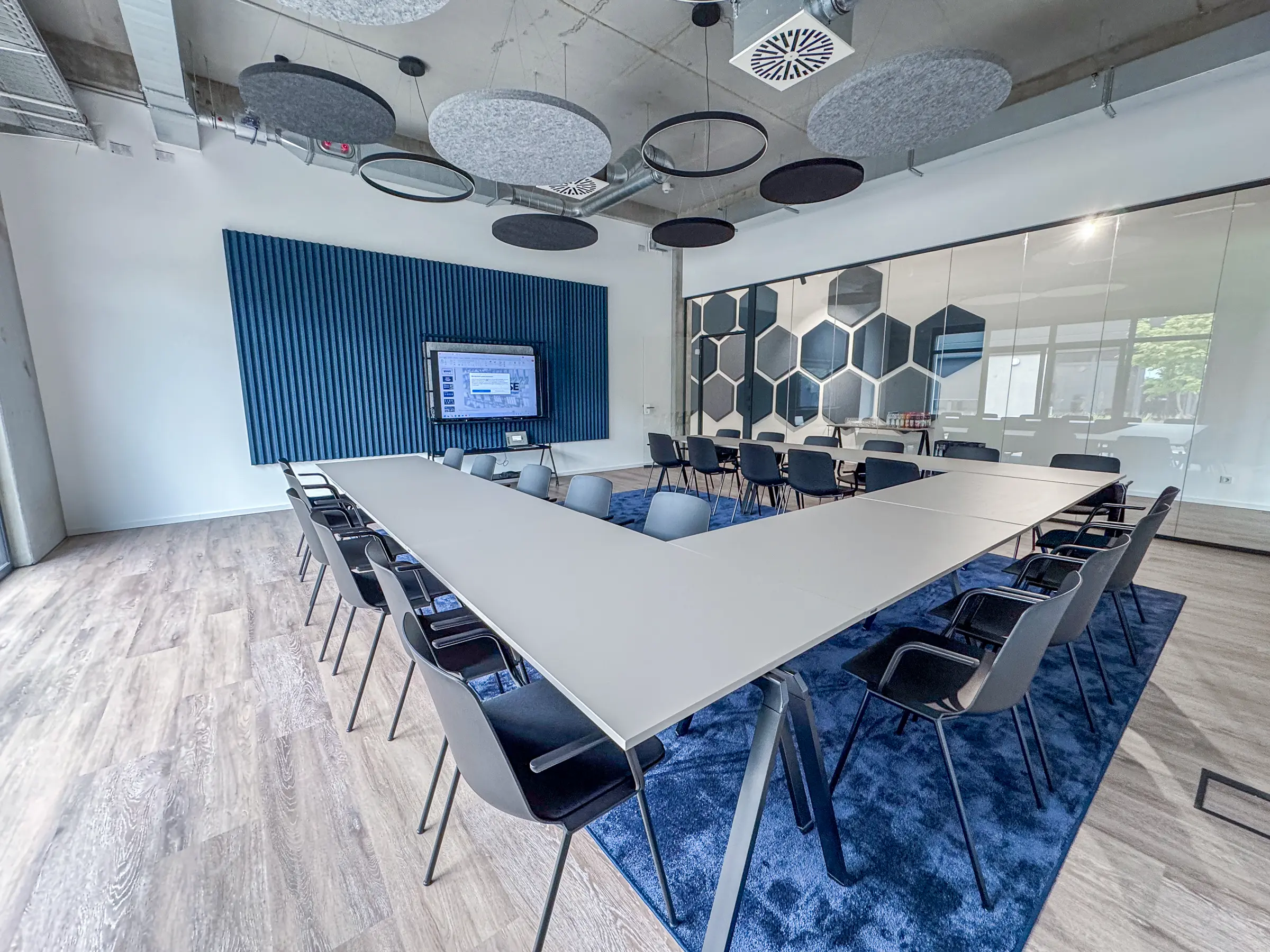 M-D-Genusswelt-Besprechung-Seminarraeume-47 Großer Seminarraum oder Meetingraum für bis zu 30 Personen in der M&D Genusswelt in Rosenheim