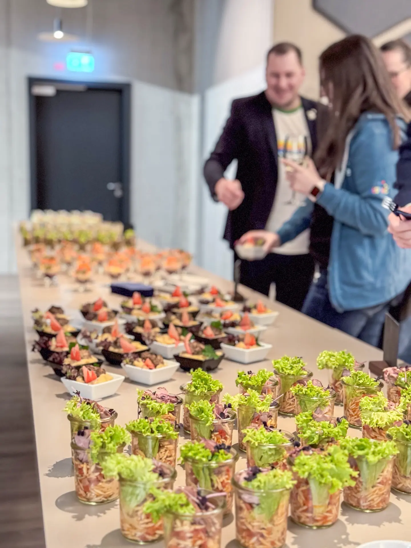 Frisch zubereitetes Fingerfood bei der Firmenfeier in der M&D Genusswelt in Rosenheim 