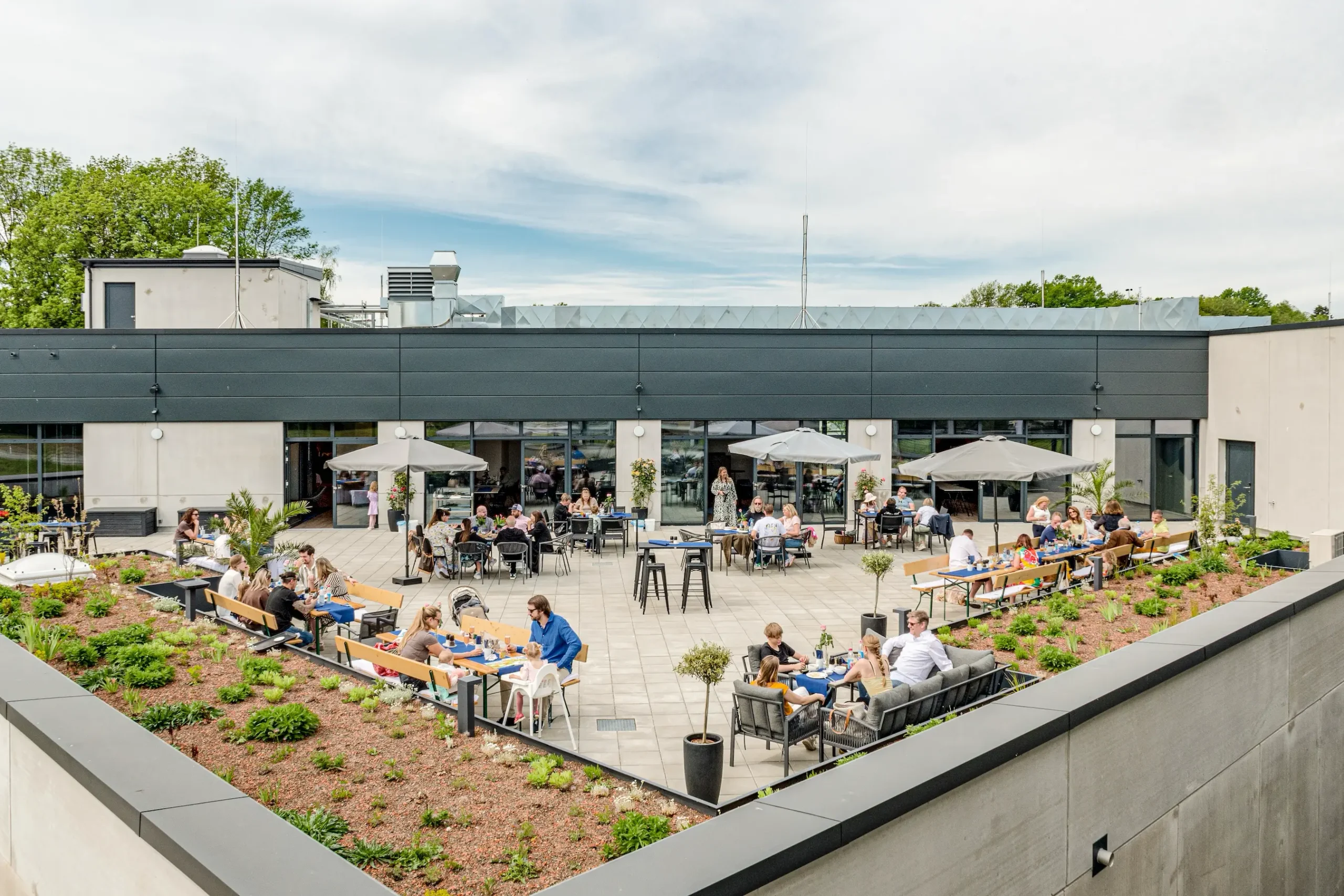 M-D-Genusswelt-Imagefotos-August-2026-52 Mittagspause in Rosenheim auf der Dachterrasse der M&D Genusswelt